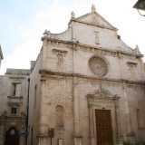 Da qui passeggiamo su via San Domenico, dove tra eleganti e storiche abitazioni si arriva davanti alla cinquecentesca e sobria chiesa che d� il nome alla strada